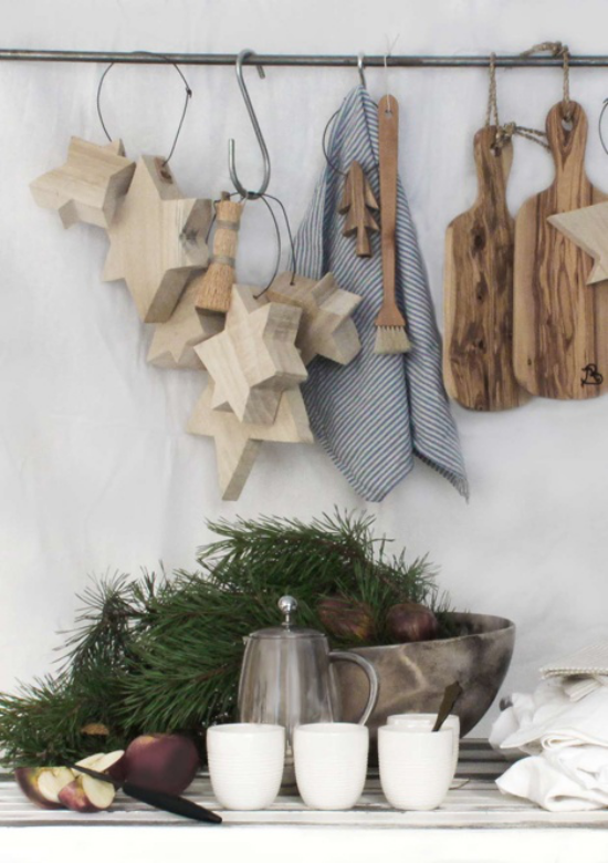 Küche zu Weihnachten schmücken wenig Deko im rustikalen Stil Sterne aus Holz
