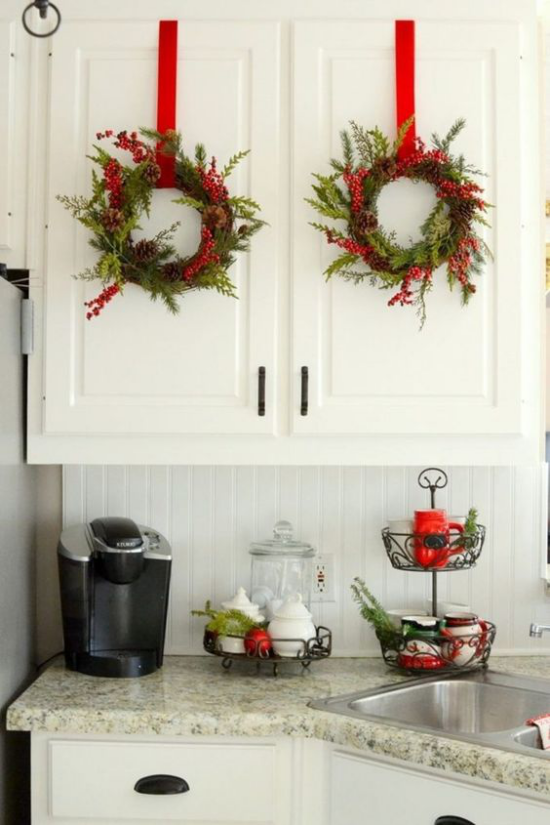 Küche zu Weihnachten schmücken zwei grüne Kränze rote Schleifen