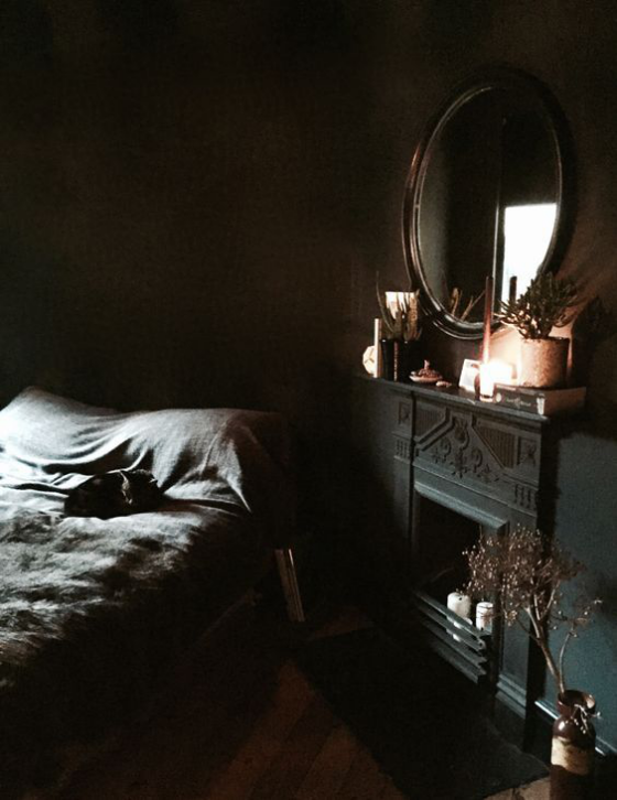 Hochwertiges Interieur Schlafzimmer in dunklen Farben mystisch aber auch