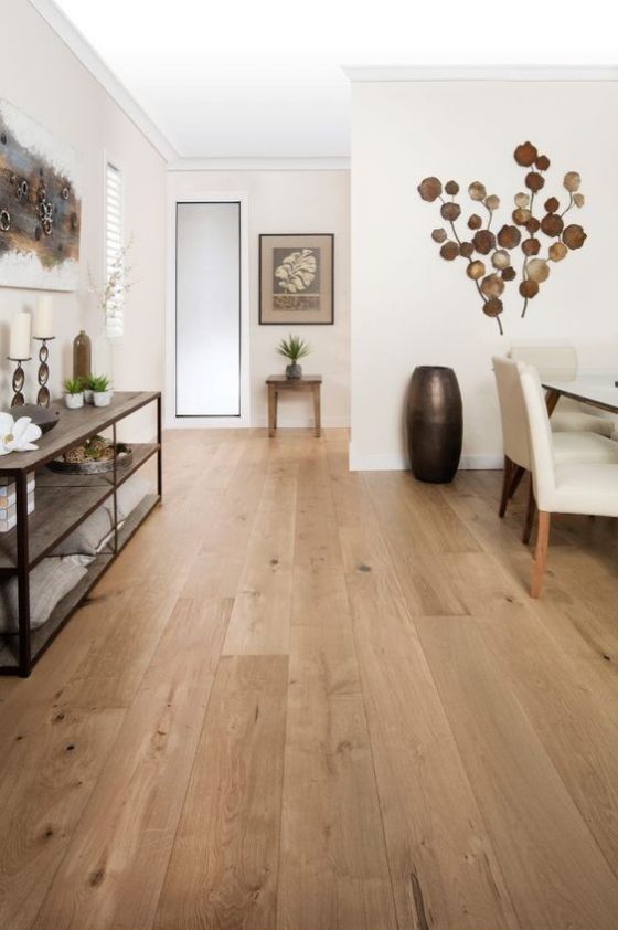 Hochwertiges Interieur helles Wohnzimmer elegante moderne Raumgestaltung Fußboden Hartholz