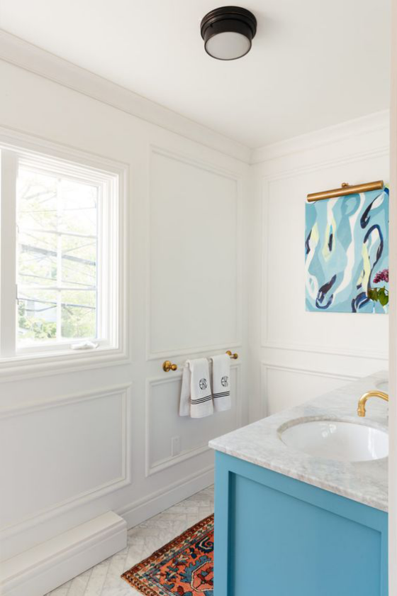 Hochwertiges Interieur wenig Wanddeko im Bad alles in Weiß Blau bunter Teppich