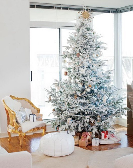 träumerische Weihnachtsstimmung Deko im Wohnzimmer ganz in Weiß sehr schön und reizvoll