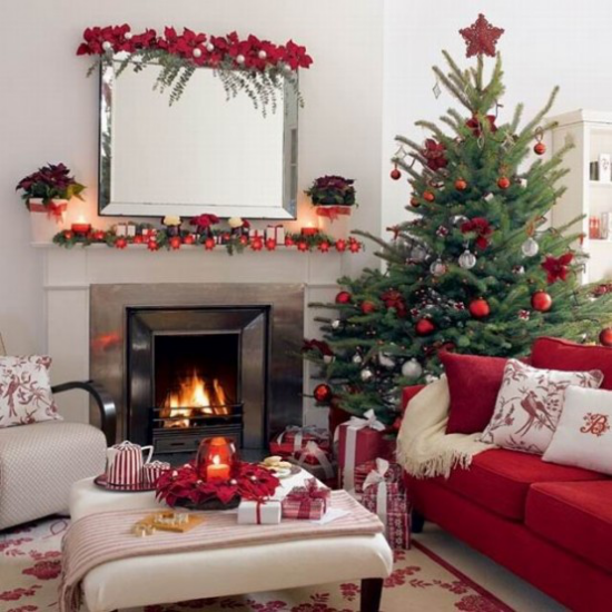 träumerische Weihnachtsstimmung Wohnzimmer in Rot Weiß Grün dekoriert