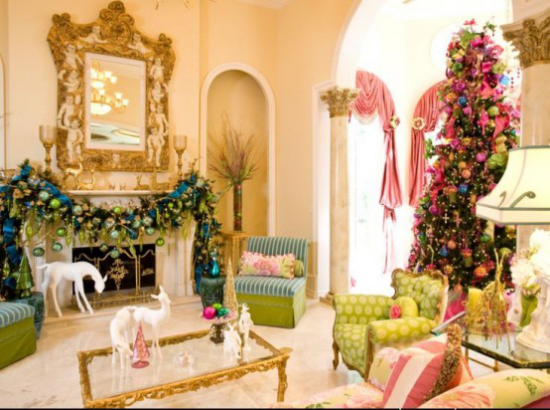 träumerische Weihnachtsstimmung bunt dekoriertes Wohnzimmer viele Farben schöner Schmuck