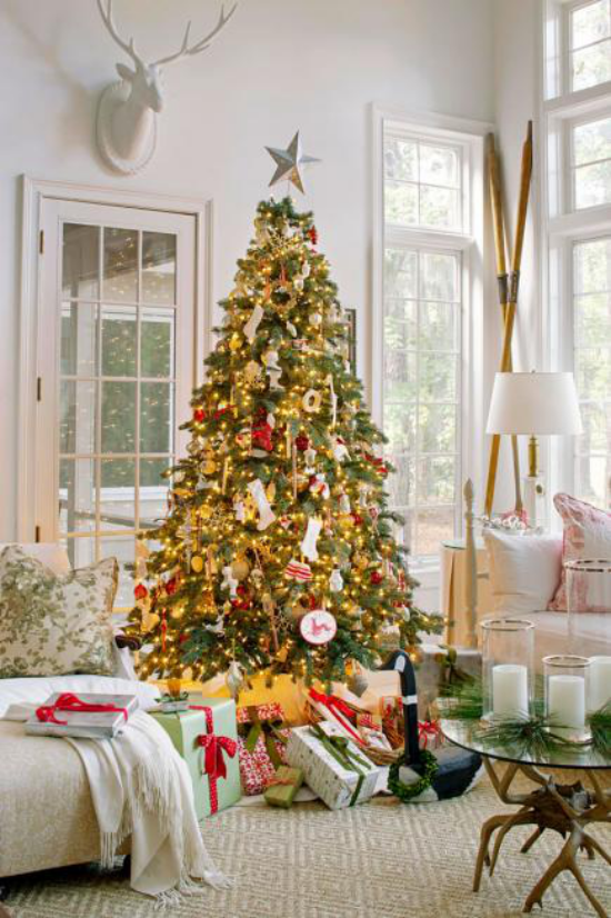 träumerische Weihnachtsstimmung schöne Raumdeko leuchtender Christbaum
