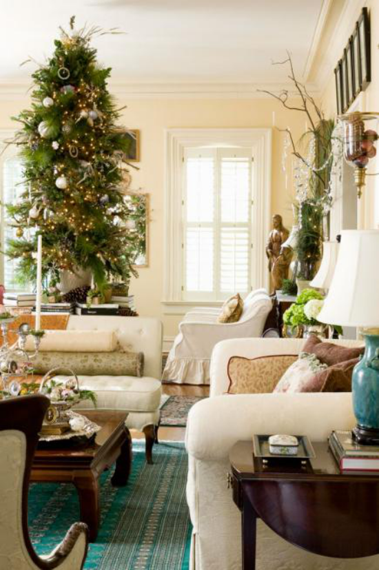 träumerische Weihnachtsstimmung stilvoll eingerichtetes Wohnzimmer schlichte Deko Christbaum