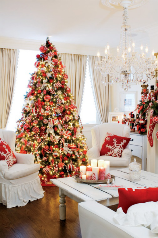 träumerische Weihnachtsstimmung stilvoll geschmücktes Wohnzimmer traumhafte Atmosphäre genießen