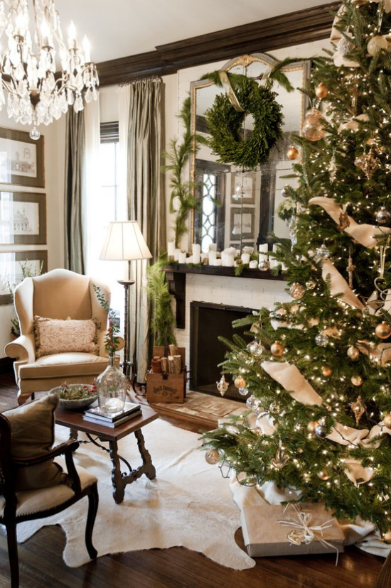 träumerische Weihnachtsstimmung toll stilvoll dekoriertes Wohnzimmer viel Grün