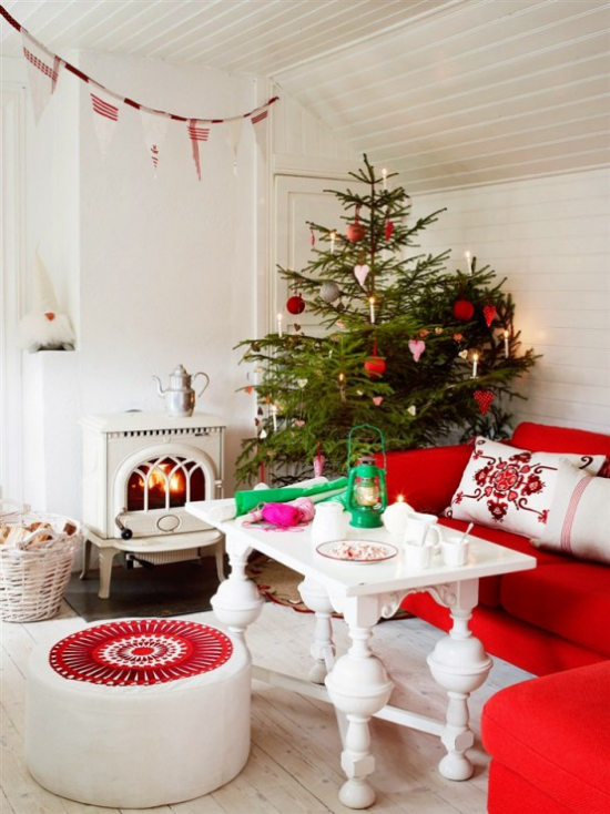 träumerische Weihnachtsstimmung typische Weihnachtsfarben Rot Weiß Grün im Wohnzimmer