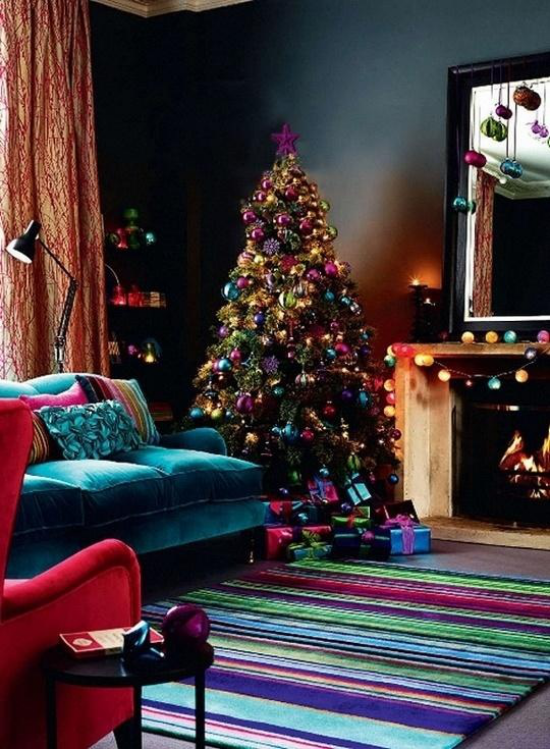 träumerische Weihnachtsstimmung voll dekoriertes Wohnzimmer viel Farbe gute Laune