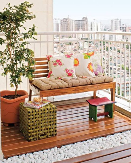 Balkon frühlingsfit machen Boden Holzmöbel reinigen dann dekorieren