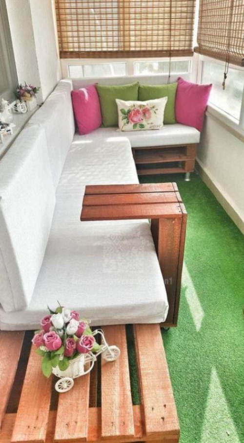 Balkon frühlingsfit machen Boden und Outdoor Möbel gründlich reinigen