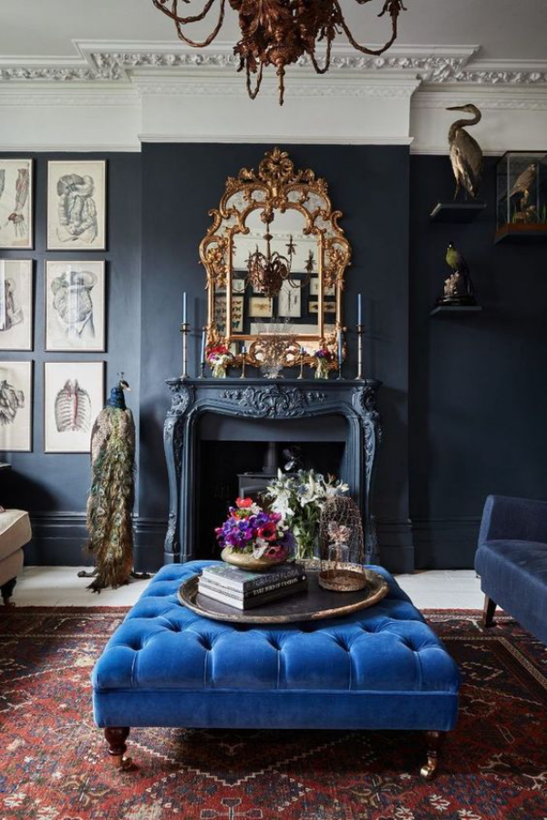 Classic Blue Pantone Farbe des Jahres 2020 Ottomane in Blau Wand in einer dunkler Schattierung