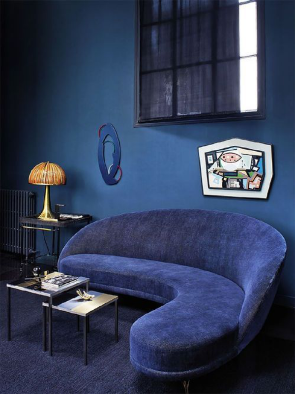 Classic Blue Pantone Farbe des Jahres 2020 Sofa Wand Bodenbelag im klassischen Blau