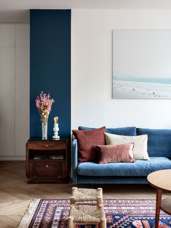 Classic Blue Pantone Farbe des Jahres 2020 Sofa ein Teil der Wand in Blau