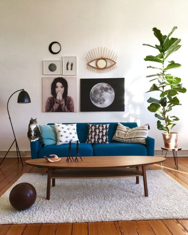 Classic Blue Pantone Farbe des Jahres 2020 Sofa in Blau Blickfang modernes Interieur