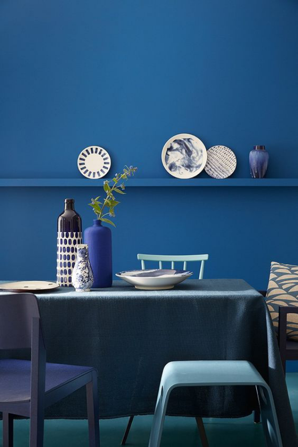 Classic Blue Pantone Farbe des Jahres 2020 auf Wand Möbel und Accessoires