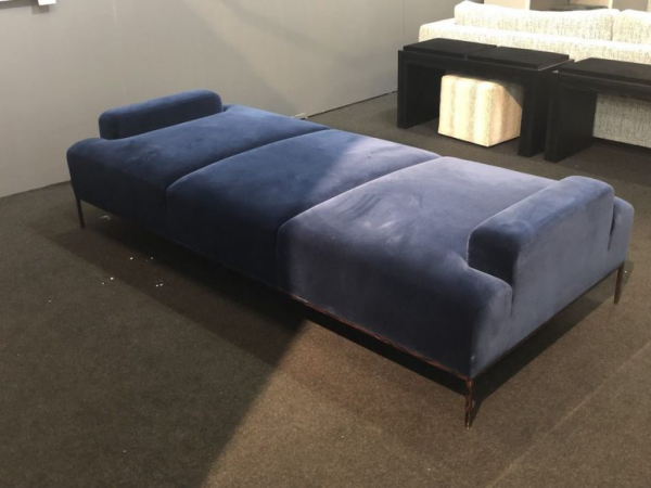Classic Blue Pantone Farbe des Jahres 2020 bequemes Sofa Samt in klassischem Blau