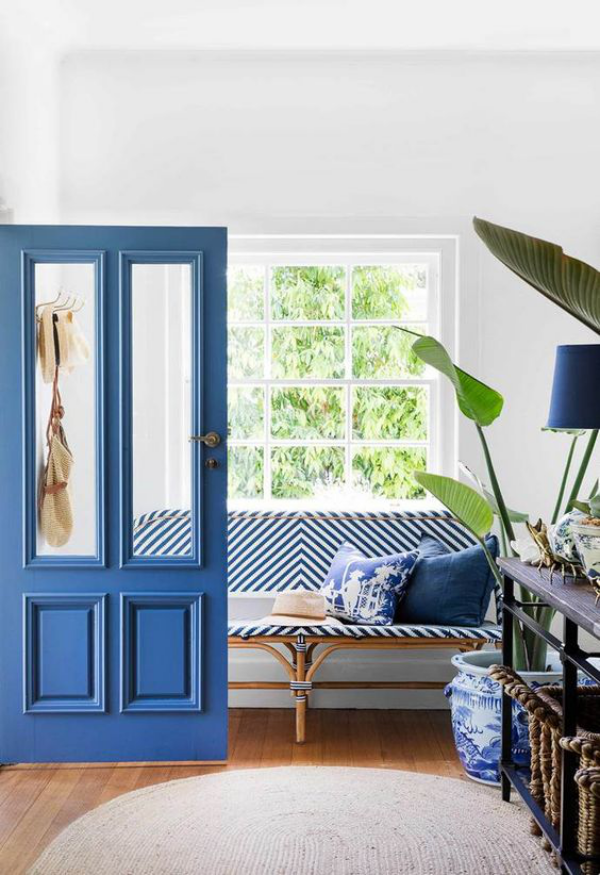 Classic Blue Pantone Farbe des Jahres 2020 blaue Tür heller Raum Akzente in Blau Kissen Lampe sehr einladend wirken