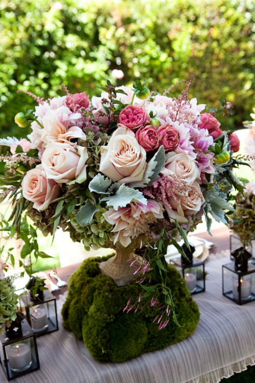 Frühlingsdeko mit Moos Vase mit Blumen mit Moos dekoriert schöne Hochzeitsdeko
