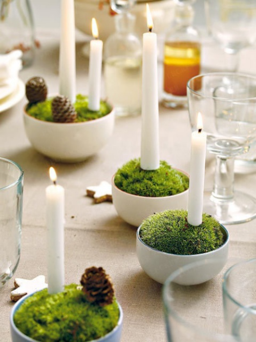 Frühlingsdeko mit Moos weiße Kerzen elegant aussehend Schalen mit Moos dekoriert