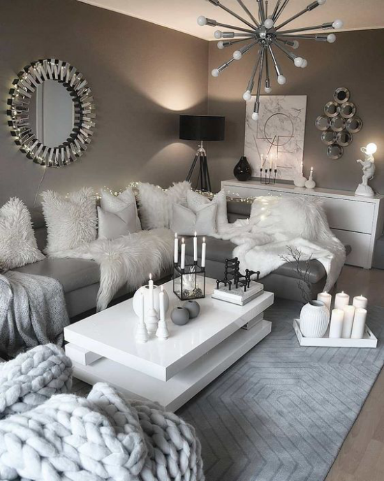 Wohntrends out 2020 schickes Wohnzimmer Grau auf Grau Schneeweiß Wurfdecken Kissen interessante Beleuchtung