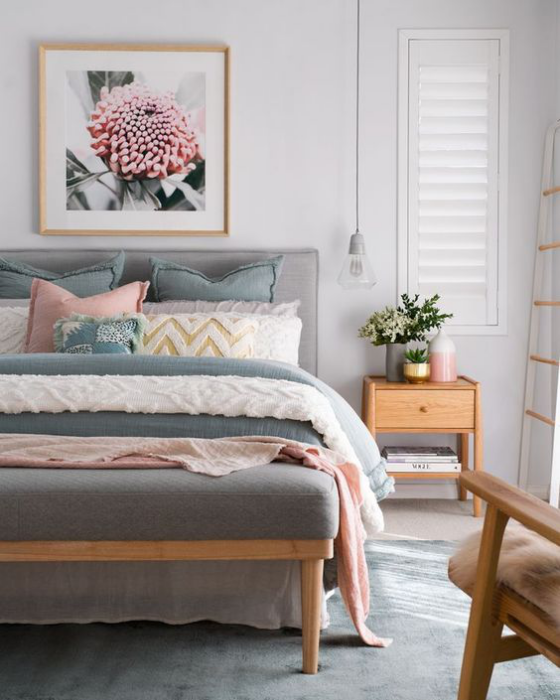 Schlafzimmer frühlingshaft dekorieren Bettbezug in Rosa und Grau Blumen in Vase Wandbild
