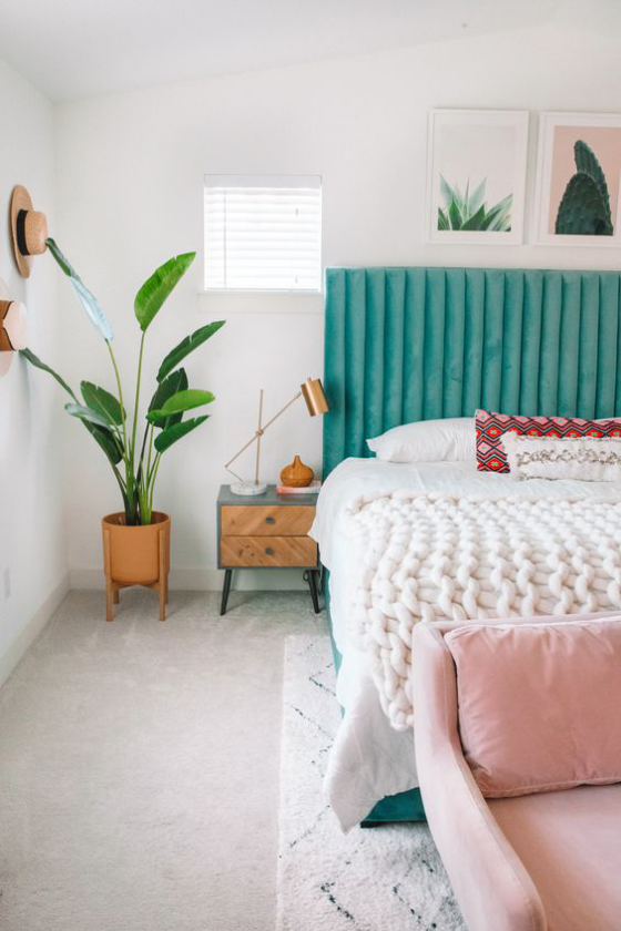 Schlafzimmer frühlingshaft dekorieren Topf mit Grünpflanze in der Ecke weiche Wurfdecke