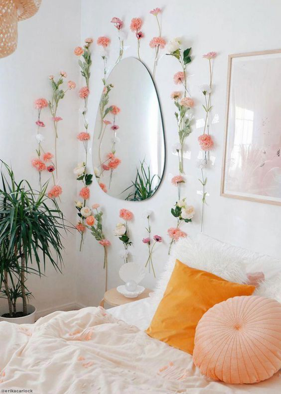 Schlafzimmer frühlingshaft dekorieren Wand um den Spiegel mit frischen Nelken schmücken