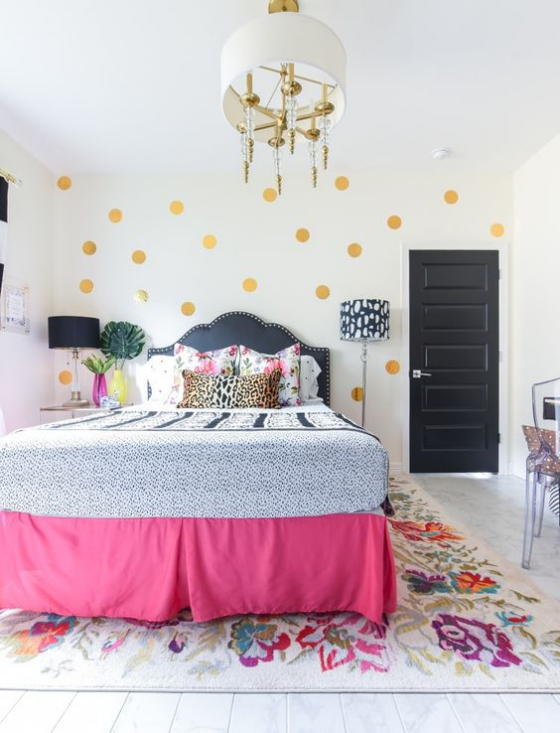 Schlafzimmer frühlingshaft dekorieren cleveres Farbkonzept weicher Teppich mit floralen Prints