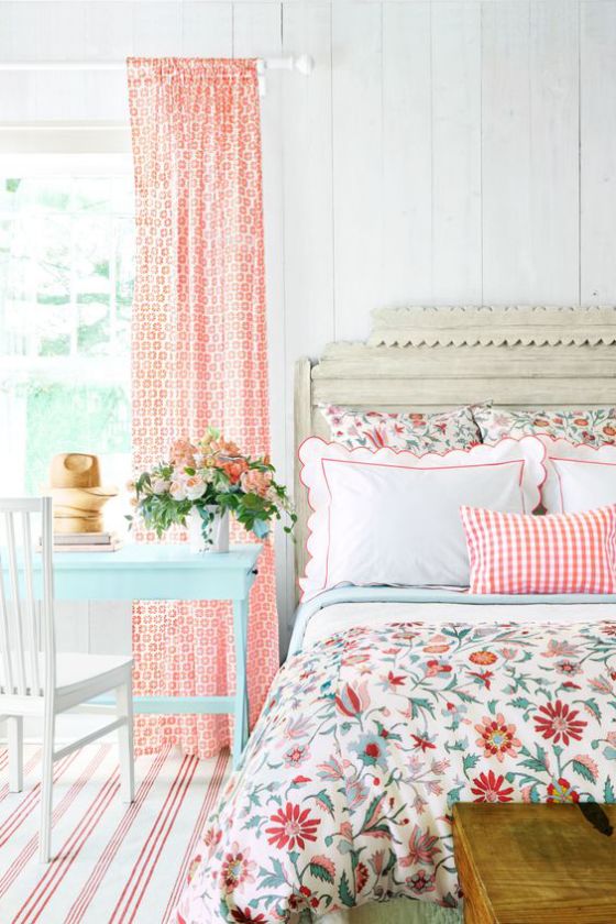 Schlafzimmer frühlingshaft dekorieren frische Blumen in zarten Farben floral gemusterte Bettwäsche bringen Frühlings Feeling