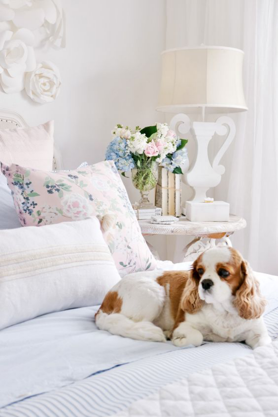 Schlafzimmer frühlingshaft dekorieren gemütliche Atmosphäre Pastellfarben Hund wohl und gelassen