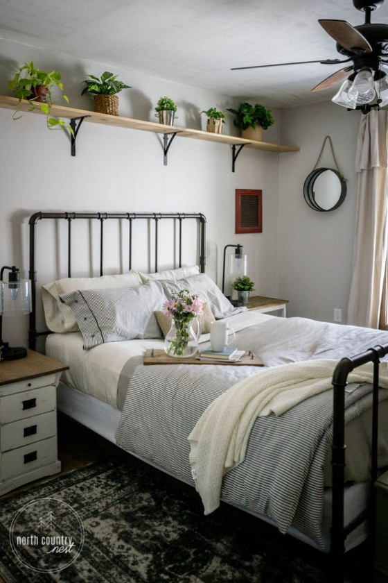 Schlafzimmer frühlingshaft dekorieren grau und weiß etwas schwarz viel Grün