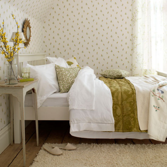 Schlafzimmer frühlingshaft dekorieren helle Farben blühende Zweige angenehme Atmosphäre