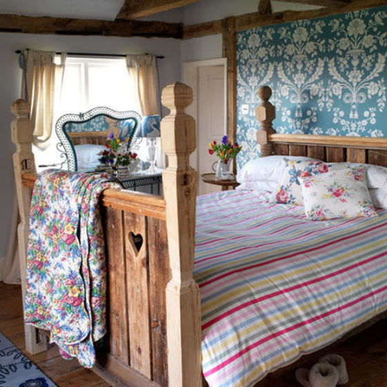 Schlafzimmer frühlingshaft dekorieren im rustikalen Stil viele Farben Buntheit