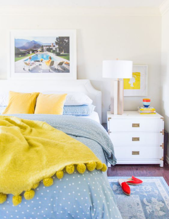 Schlafzimmer frühlingshaft dekorieren viel Blau gelbe Wurfdecke Kissen bringen den Raum zum Leuchten