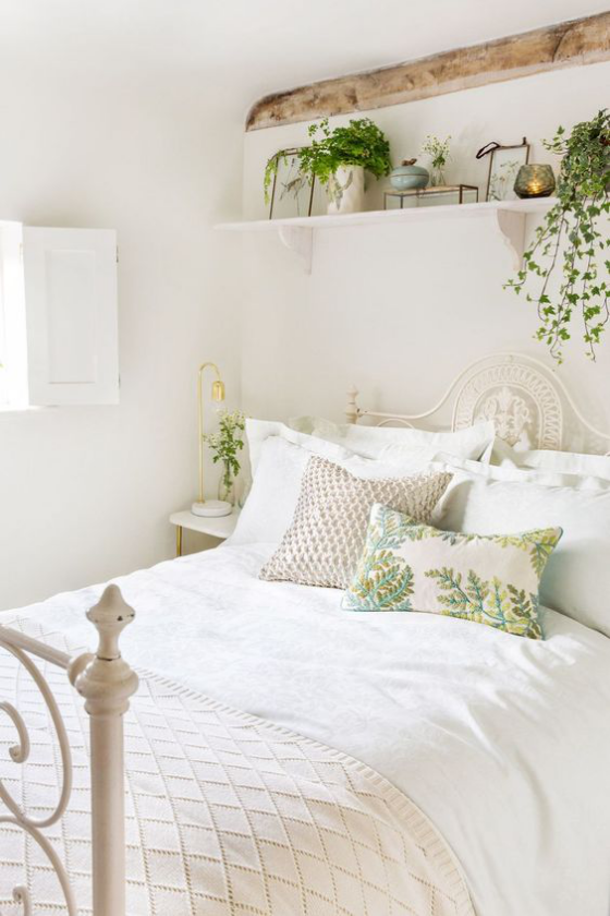 Schlafzimmer frühlingshaft dekorieren weißes Zimmer im rustikalen Stil viel Grün
