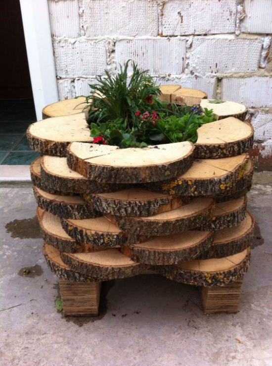 Upcycling Gartendeko neuer Trend DIY Projekt Holzreste zum Blumenbehälter machen