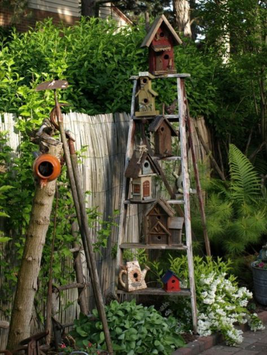 Upcycling Gartendeko neuer Trend alte Holzleiter viele Vogelhäuser im Dienste der Umwelt