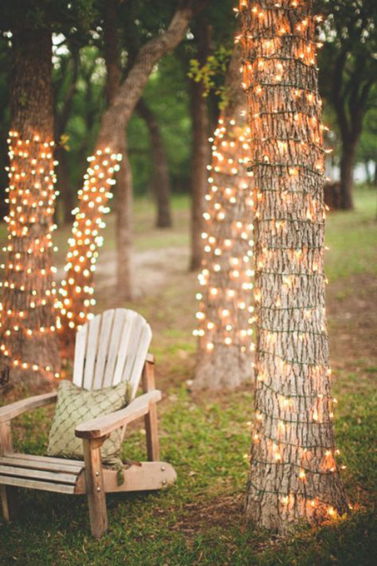 Upcycling Gartendeko neuer Trend alter Holzsessel zweite Chance bekommen Lichterketten an den Bäumen sehr gemütliche Atmosphäre abends