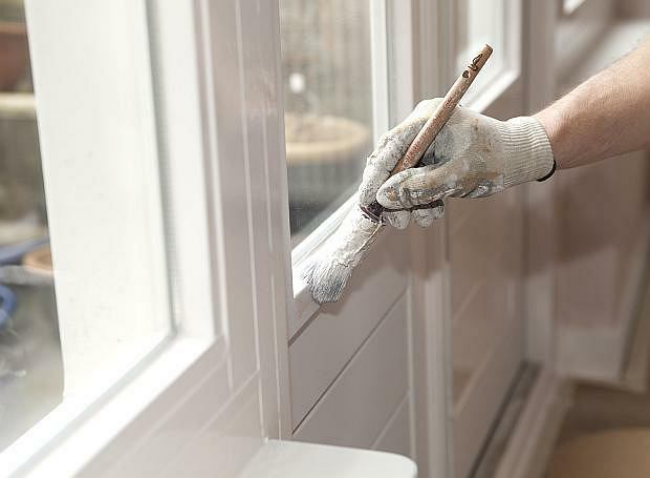 DIY Handwerken gutes handwerkliches Können mit Pinsel Türen und Fenster neu streichen das eigene Haus selbst renovieren