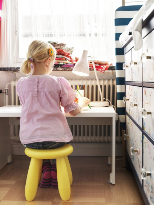 IKEA Mammut Kinderhocker Arbeitsecke für ein Kind angepasst an die Körperbesonderheiten der Kleinen