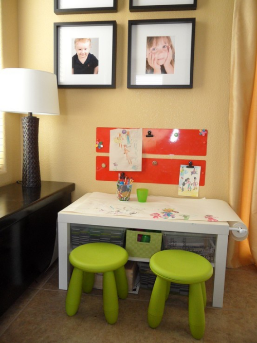 IKEA Mammut Kinderhocker Ecke zum Malen und Zeichnen Kindertisch zwei Kinderhocker