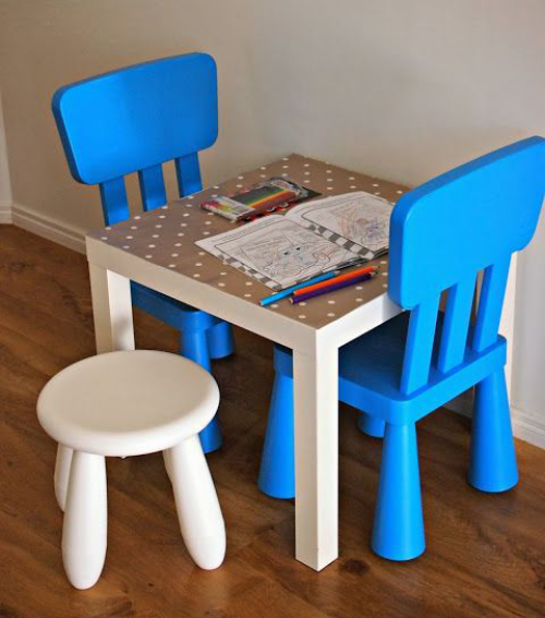 IKEA Mammut Kinderhocker zwei Kinderstühle in Blau kleiner Tisch mit gemusterter Oberfläche praktisch bequem