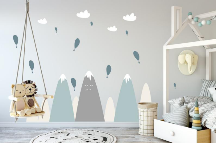 Kinderzimmer Hellblau als Wandfarbe zusätzliche Deko in ähnlichen Farbtönen Wolken Regentropfen Berge