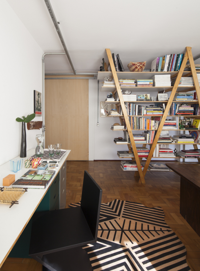 Modernes Homeoffice Bücherwand als Trennwand einfaches Raumdesign viele Farben