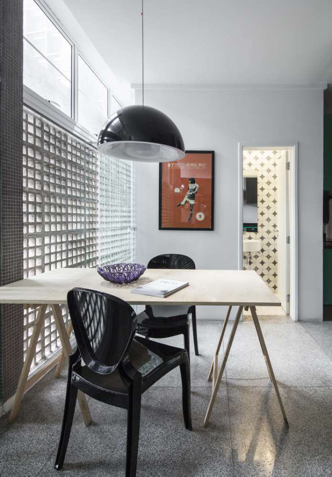 Modernes Homeoffice einfaches Raumdesign Tisch Stuhl Hängeleuchte genug Tageslicht