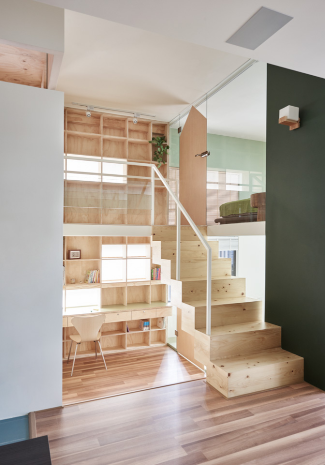 Modernes Homeoffice helles Holz überall Treppe kleiner Arbeitsplatz minimalistisches Design