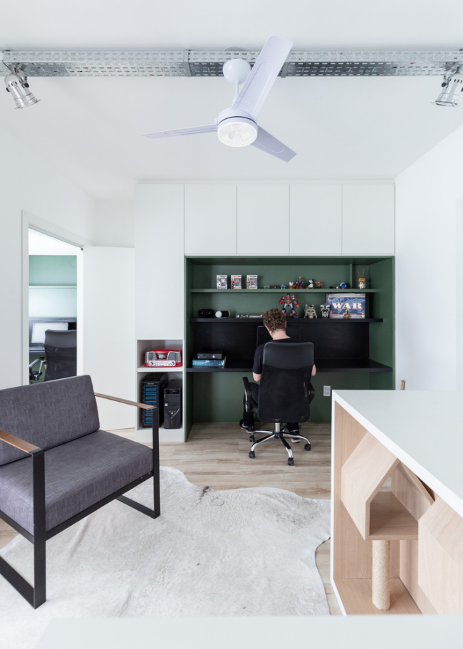 Modernes Homeoffice kleines Heimbüro als integrierter Teil eines großen Zimmers