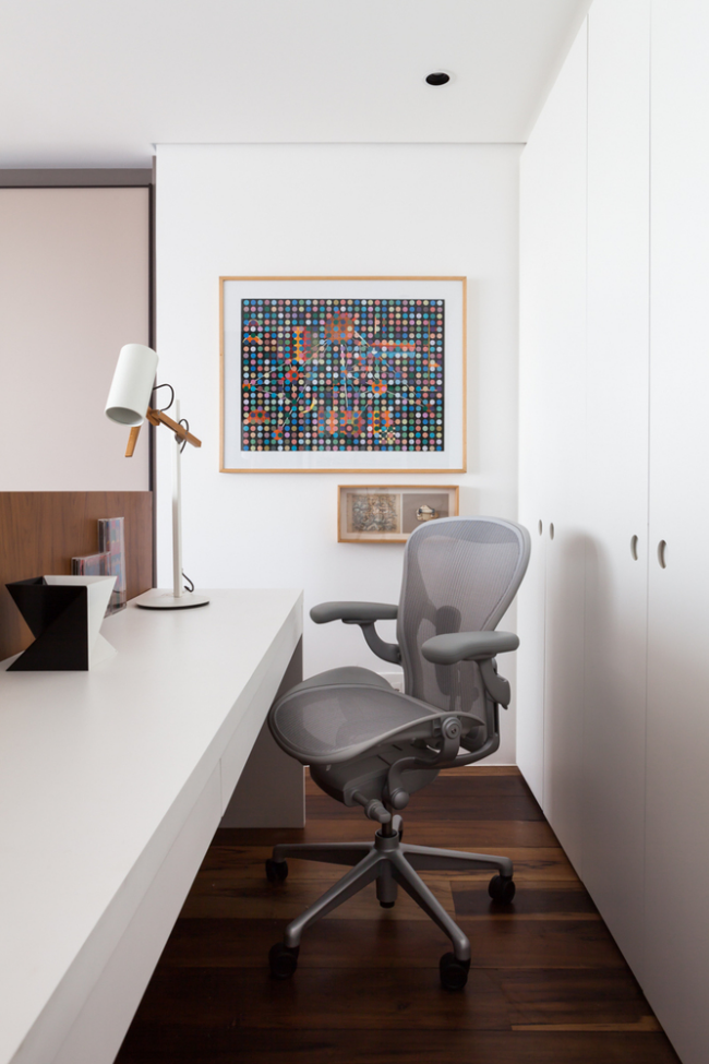 Modernes Homeoffice schmaler Raum Minimalismus pur in der Gestaltung wenig Sachen Sauberkeit und Ordnung